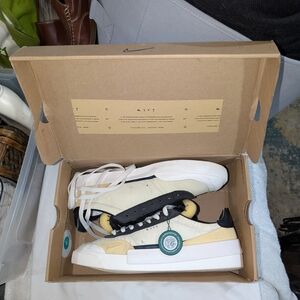 Nike White and Black Sneakers